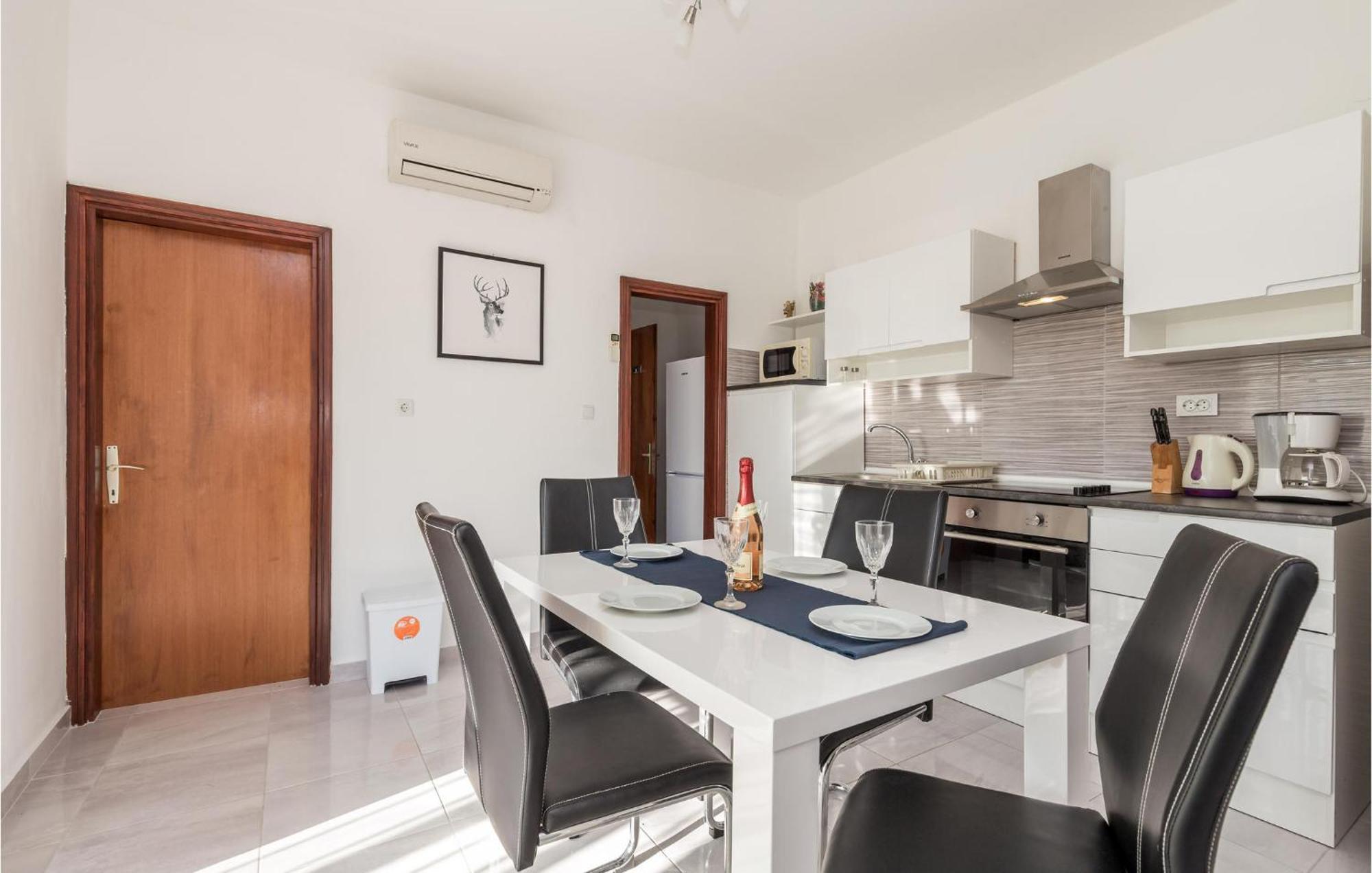 Pet Friendly Apartment In Kampor With Kitchen Zewnętrze zdjęcie