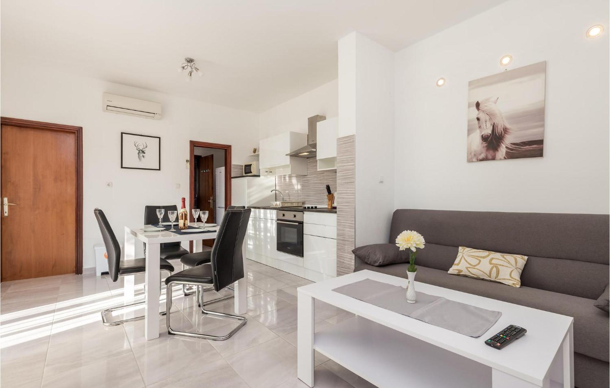Pet Friendly Apartment In Kampor With Kitchen Zewnętrze zdjęcie